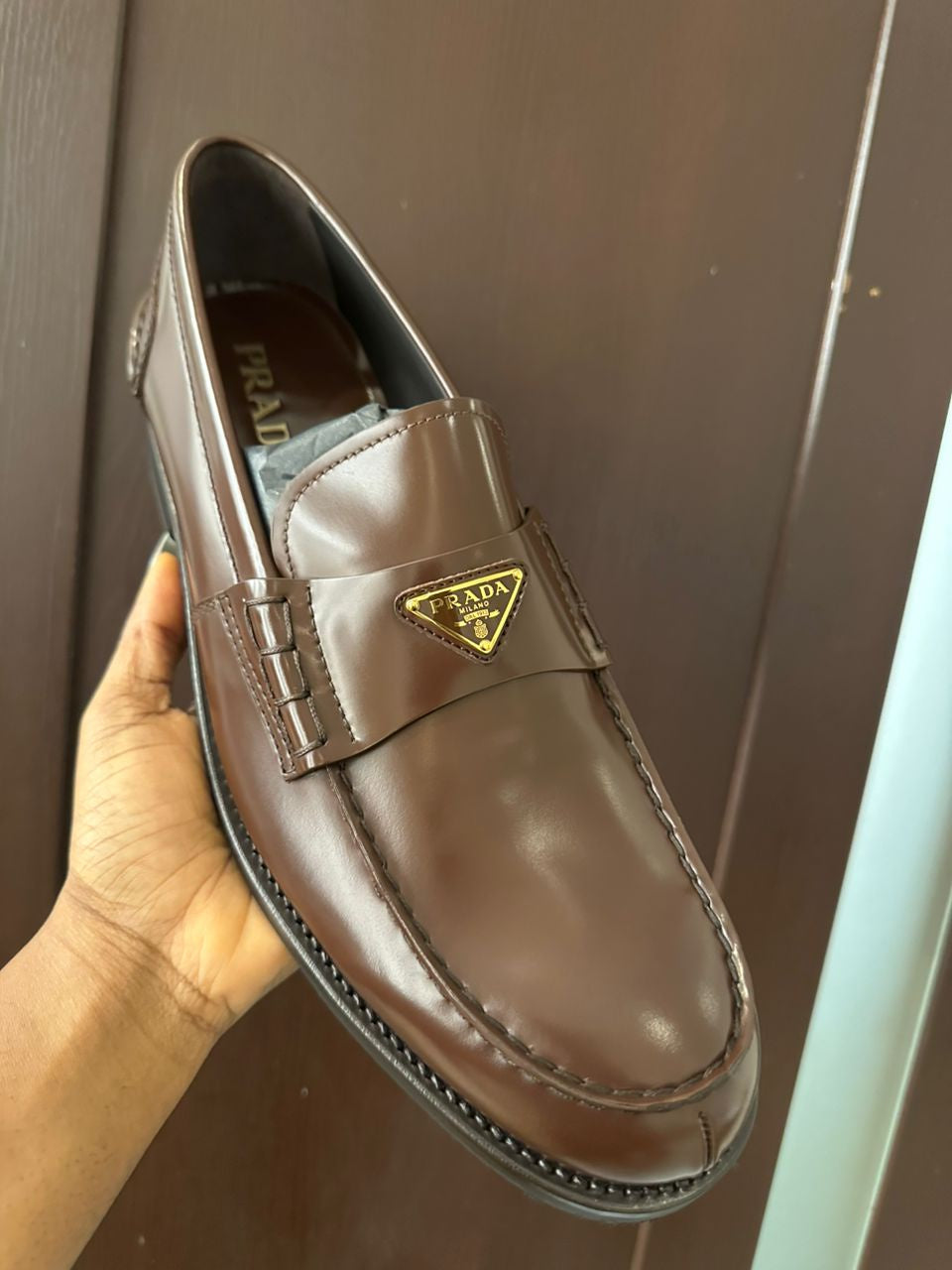 PRADA TRIANGLE LOGO LOAFER/BROWN